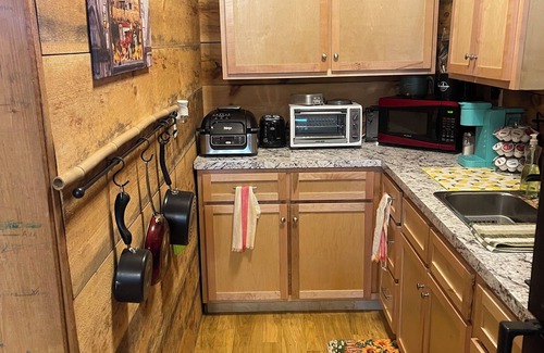 Waneta Cabin | Cozy Cabin in lovely McKee with WiFi, AC