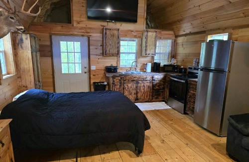 Lebanon Cabin | Cozy cabin in pleasant Lebanon with AC
