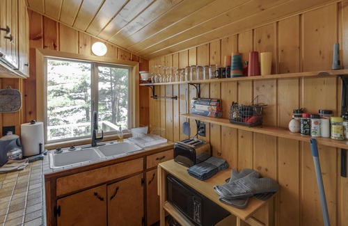 Motley House | Cozy Cabin In The Pines Amazing & Peaceful With Dock On Shamimeau