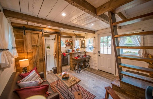 Waco Apartment | Cozy Cabin "Little Red Hen" 12 min to Magnolia