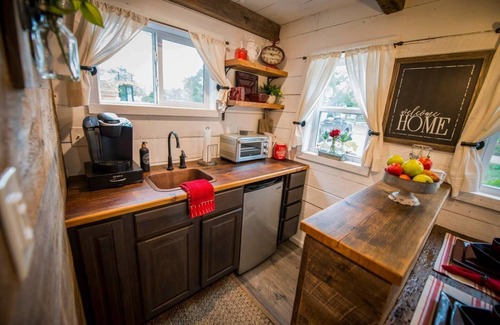 Waco Apartment | Cozy Cabin "Little Red Hen" 12 min to Magnolia
