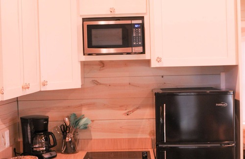 New Braunfels Cabin | Cozy Cabin near the Comal River-Cabin #6- Shabby Chic Theme. Walk to Wurstfest