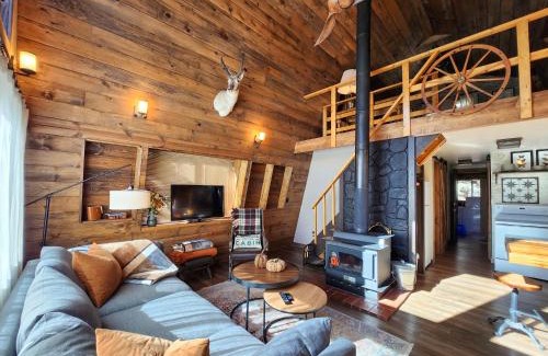 Meadow View Heights House | Cozy Cabin Near Bryce and Zion sleeps 4 adults