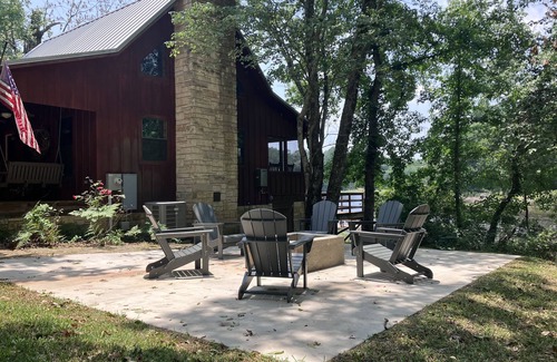 Grapeland Cabin | Cozy Cabin on a private lake.