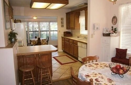 Pinetop-Lakeside Cabin | Cozy Cabin Only 5 Blocks From Rainbow Lake! Walk To Fishing! Great Rates!