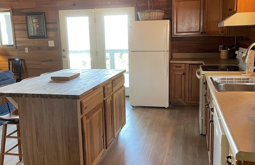 Sylva Cabin | Cozy cabin overlooking Dillsboro and miles of mountains