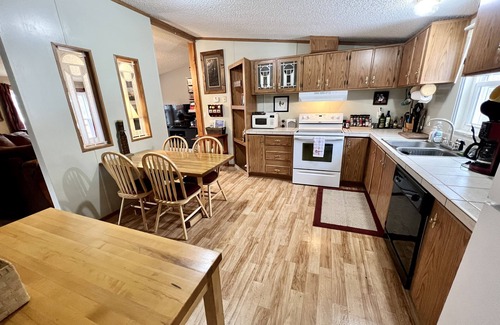 Rainbow Valley Cabin | Cozy cabin. Quiet valley. Hot tub & views. Close to everything CO has to offer.