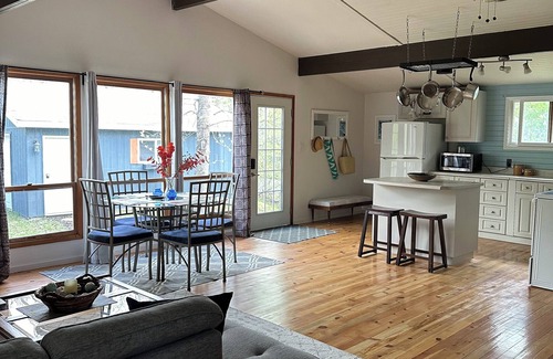 Beaconia Cabin | Cozy Cabin Retreat Lakeview Bay