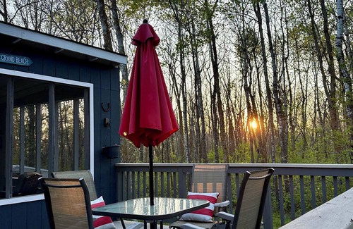 Beaconia Cabin | Cozy Cabin Retreat Lakeview Bay