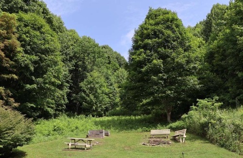 Lansing Cabin | Cozy Cabin Retreat with Mountain Views