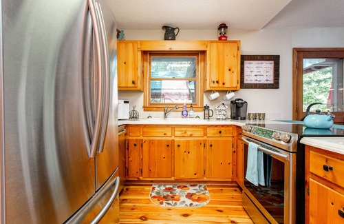 Ellijay Cabin | Cozy cabin right on Coosawatee River with Hot Tub near Hiking and Wineries