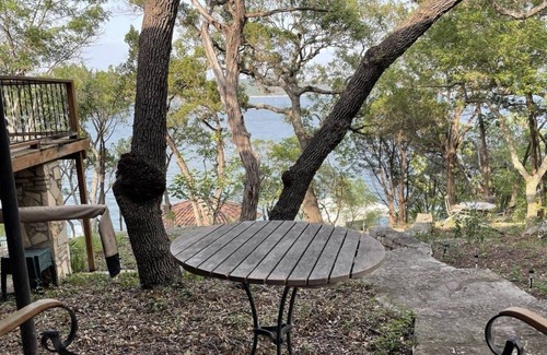 Beby's Ranch Cabin | Cozy Cabin w/ Private Water Access to Lake Travis
