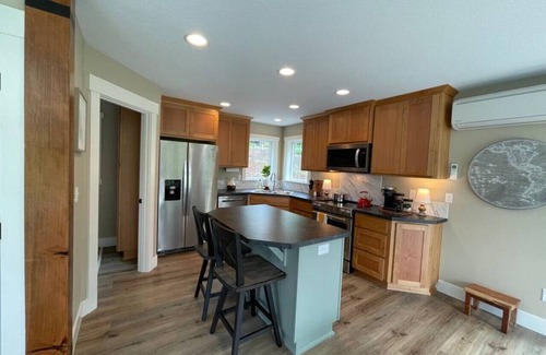 Silver Creek Ski Chalet | Cozy Cabin Walk to lake Hot tub Bikes Kayaks Grill