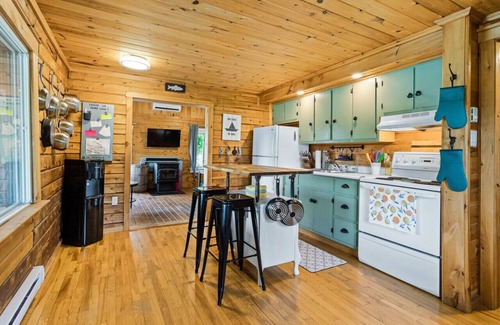Red Bank Cottage | Cozy Cabin with Large Cedar Hot Tub
