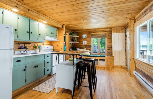 Red Bank Cottage | Cozy Cabin with Large Cedar Hot Tub