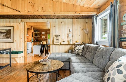 Red Bank House | Cozy Cabin with Large Cedar Hot Tub