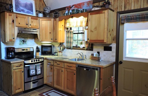 Robbinsville Cabin | Cozy cabin with Paved access, Carport & Fast Wi-Fi, available Oct 5-11 & 19-23