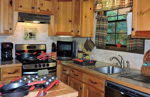 Robbinsville Cabin | Cozy cabin with Paved access, Carport & Fast Wi-Fi, available Oct 5-11 & 19-23