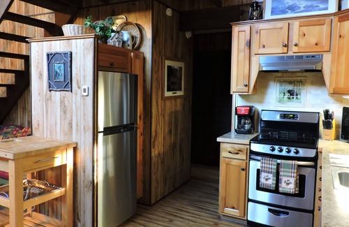 Robbinsville Cabin | Cozy cabin with Paved access, Carport & Fast Wi-Fi, available Oct 5-11 & 19-23