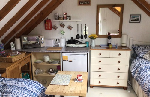 Camborne Apartment | Cozy Camborne Studio Retreat with two single beds