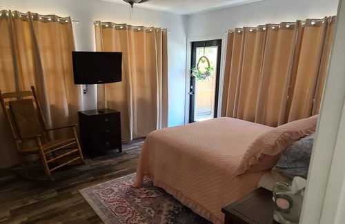 Old Homosassa House | Cozy Canal Cottage with water access to Homosassa River and the Gulf of Mexico