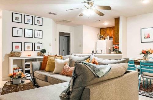 Tallahassee House | Cozy Canopy Cottage tucked away - East Tallahassee