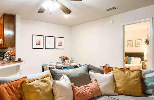 Tallahassee House | Cozy Canopy Cottage tucked away - East Tallahassee