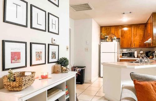 Tallahassee House | Cozy Canopy Cottage tucked away - East Tallahassee