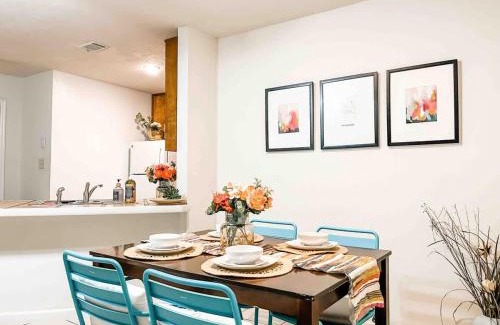 Tallahassee House | Cozy Canopy Cottage tucked away - East Tallahassee