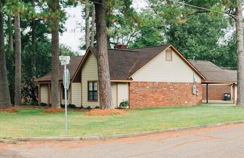 Starkville House | Cozy | Central | Retreat