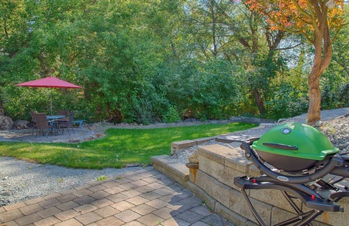 Vernon Apartment | Cozy centrally located bachelors suite