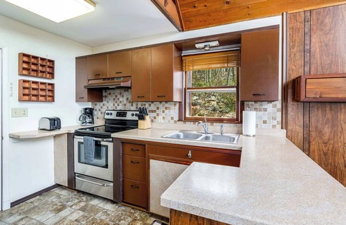 Capon Bridge House | Cozy Chalet & Luxe Domes Retreat w/Stunning Views