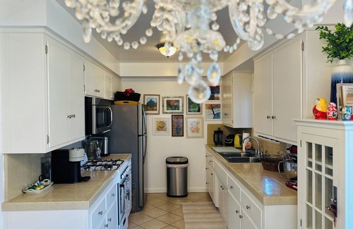 North Redondo Apartment | Cozy, charming 1-bedroom unit near the beach, with a piano.