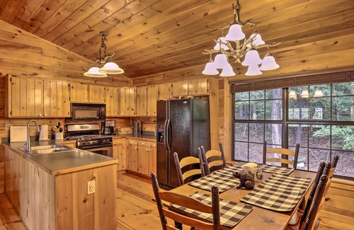 Hidden Lake Cabin | Cozy Cherry Log Cabin ~ 10 Mi to Mercier Orchards