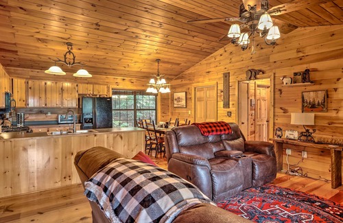 Hidden Lake Cabin | Cozy Cherry Log Cabin ~ 10 Mi to Mercier Orchards