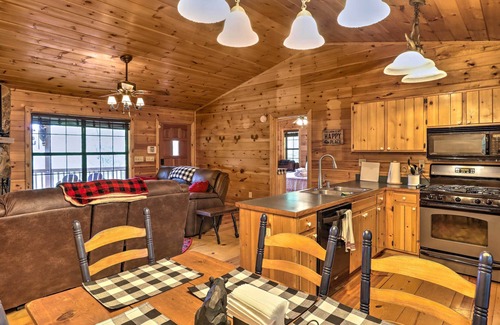 Hidden Lake Cabin | Cozy Cherry Log Cabin ~ 10 Mi to Mercier Orchards