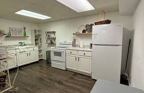 Goshen Cabin | Cozy, chic & historic 3-bedroom cabin in trendy Goshen, 40 mins from Notre Dame!