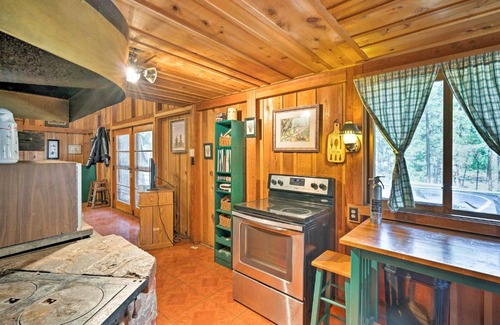 West Village House | Cozy Choice Wood Cabin- 5 Minutes from Shaver Lake