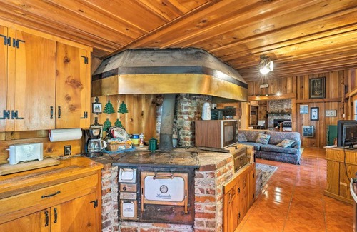 West Village House | Cozy Choice Wood Cabin- 5 Minutes from Shaver Lake