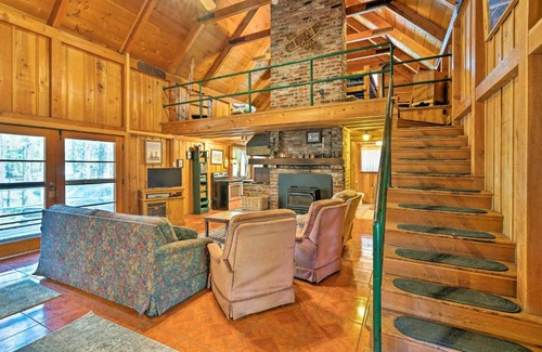 West Village House | Cozy Choice Wood Cabin- 5 Minutes from Shaver Lake