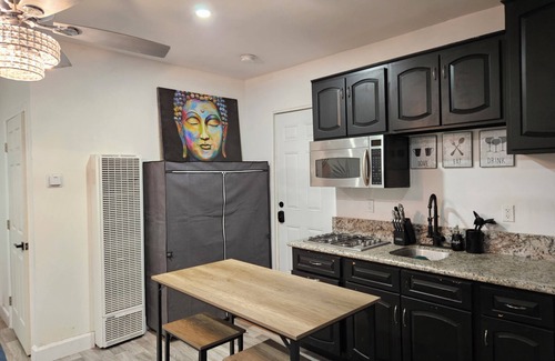 Harbor Gateway North Apartment | Cozy, close to Sofi, freeway, and Downtown LA