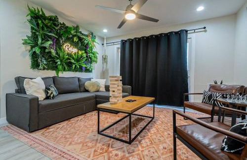 Woodland Springs House | Cozy Coast 3bedroom Condo w Pool & Hot Tub