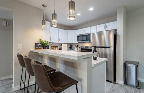 Woodland Springs House | Cozy Coast 3bedroom Condo w Pool & Hot Tub