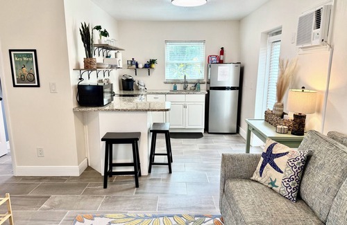 Tropic Cottage | Cozy, Coastal Cottage in Art District