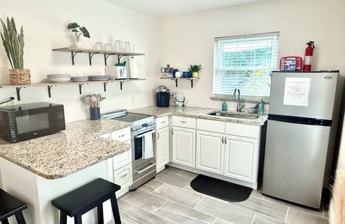 Tropic Cottage | Cozy, Coastal Cottage in Art District