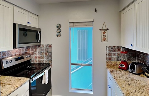 Corpus Christi Condo | Cozy Coastal Repose | Serene Bay Views + Access to Pool!