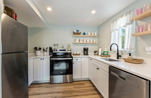 Ocean Park Condo | Cozy Coastal Retreat Walk to Pier & Shoreline