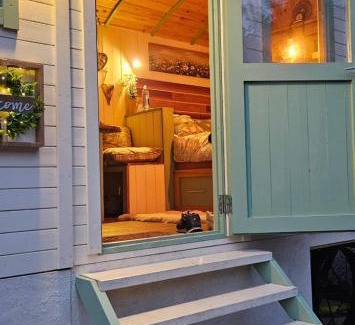 Northampton House | Cozy Cobblers Cabin