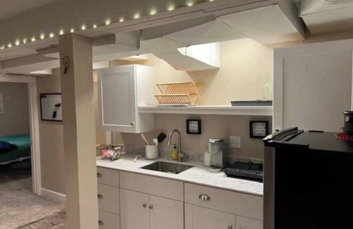 College Hill Apartment | Cozy College Hill Cutie!