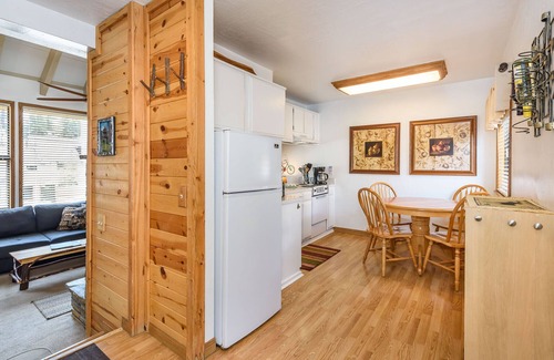 Mammoth Lakes Condo | Cozy Condo: Close To Canyon Lodge